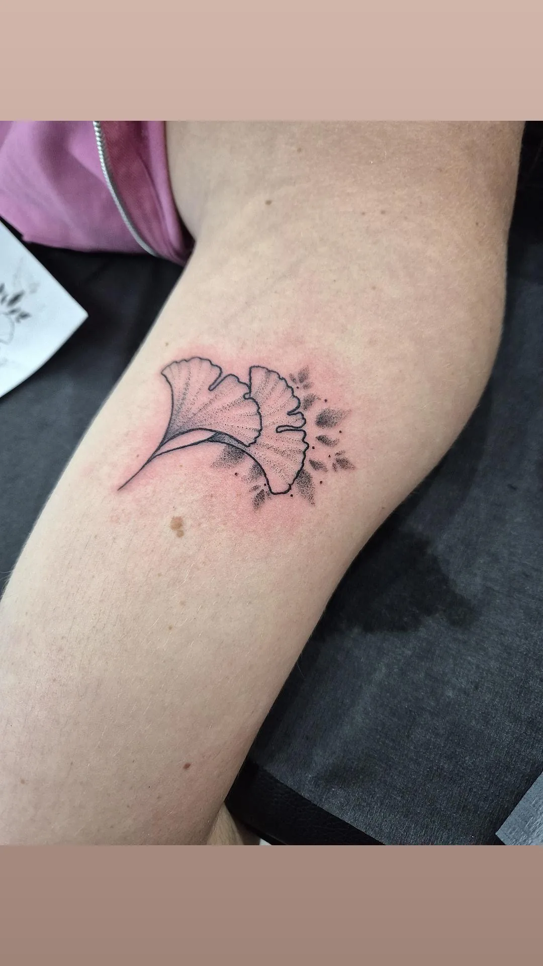 Tatouage ginkgo biloba fineline sur jambe réalisé chez Showtime Tattoo Paris Châtelet