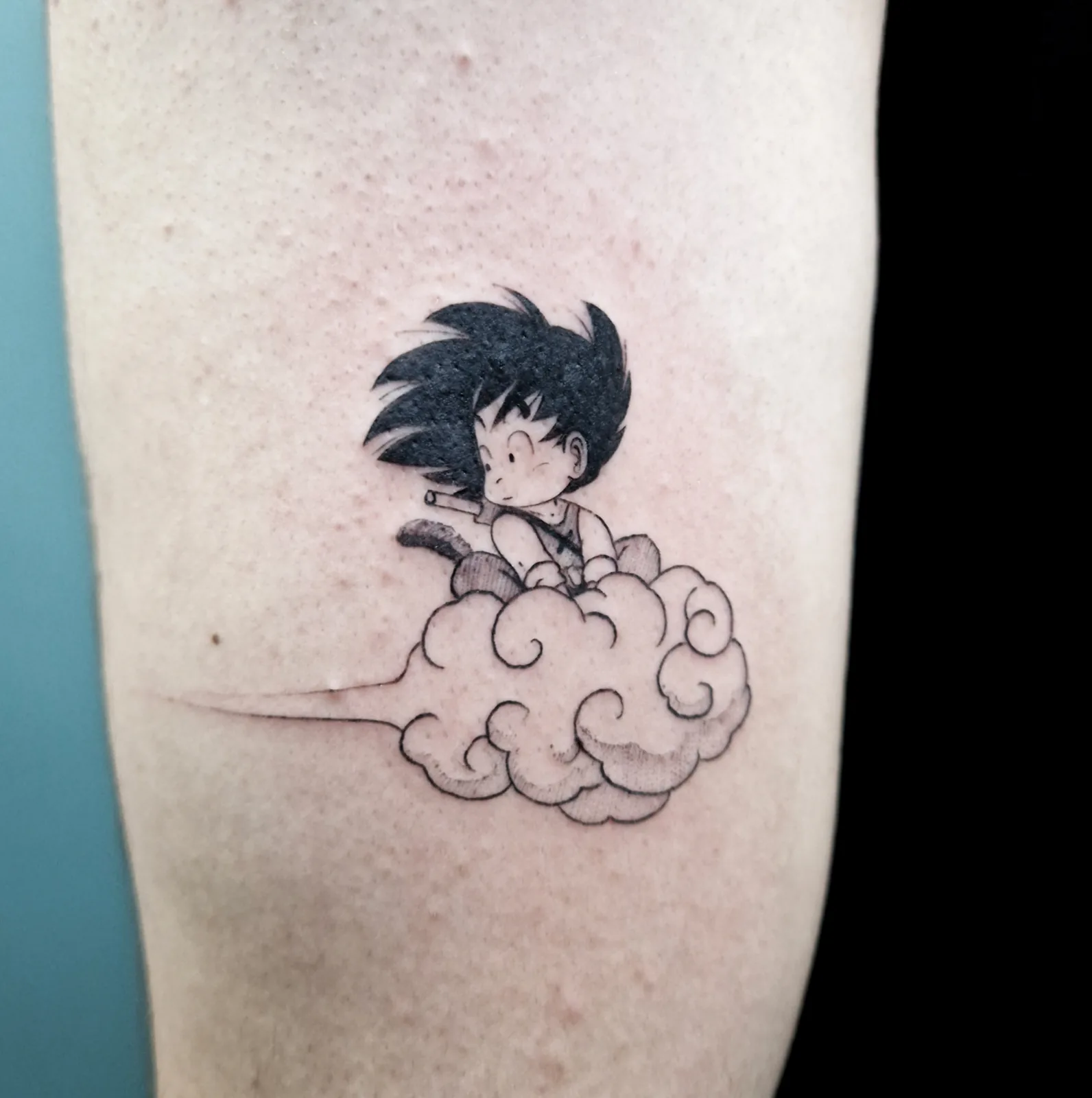 Goku cloud flash Flash tattoo Goku cloud manga fineline Paris – Showtime Tattoo