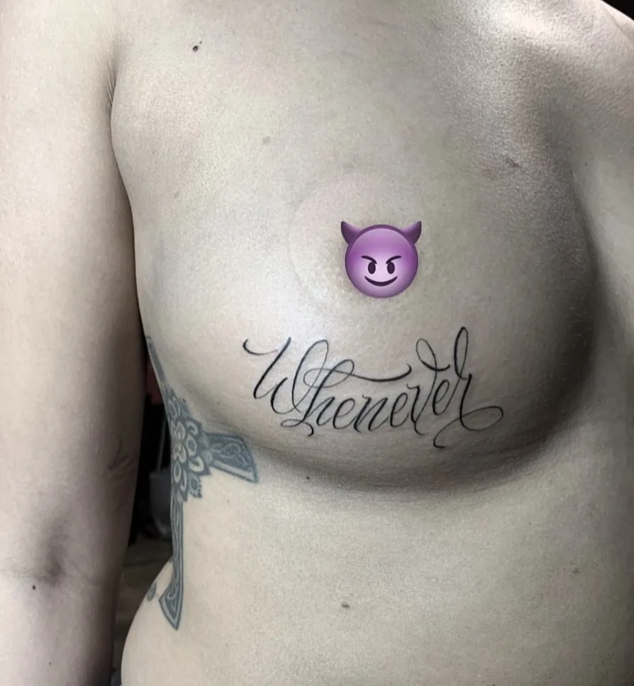 Tatouage lettrage underboob calligraphie élégant réalisé chez Showtime Tattoo Paris professionnel