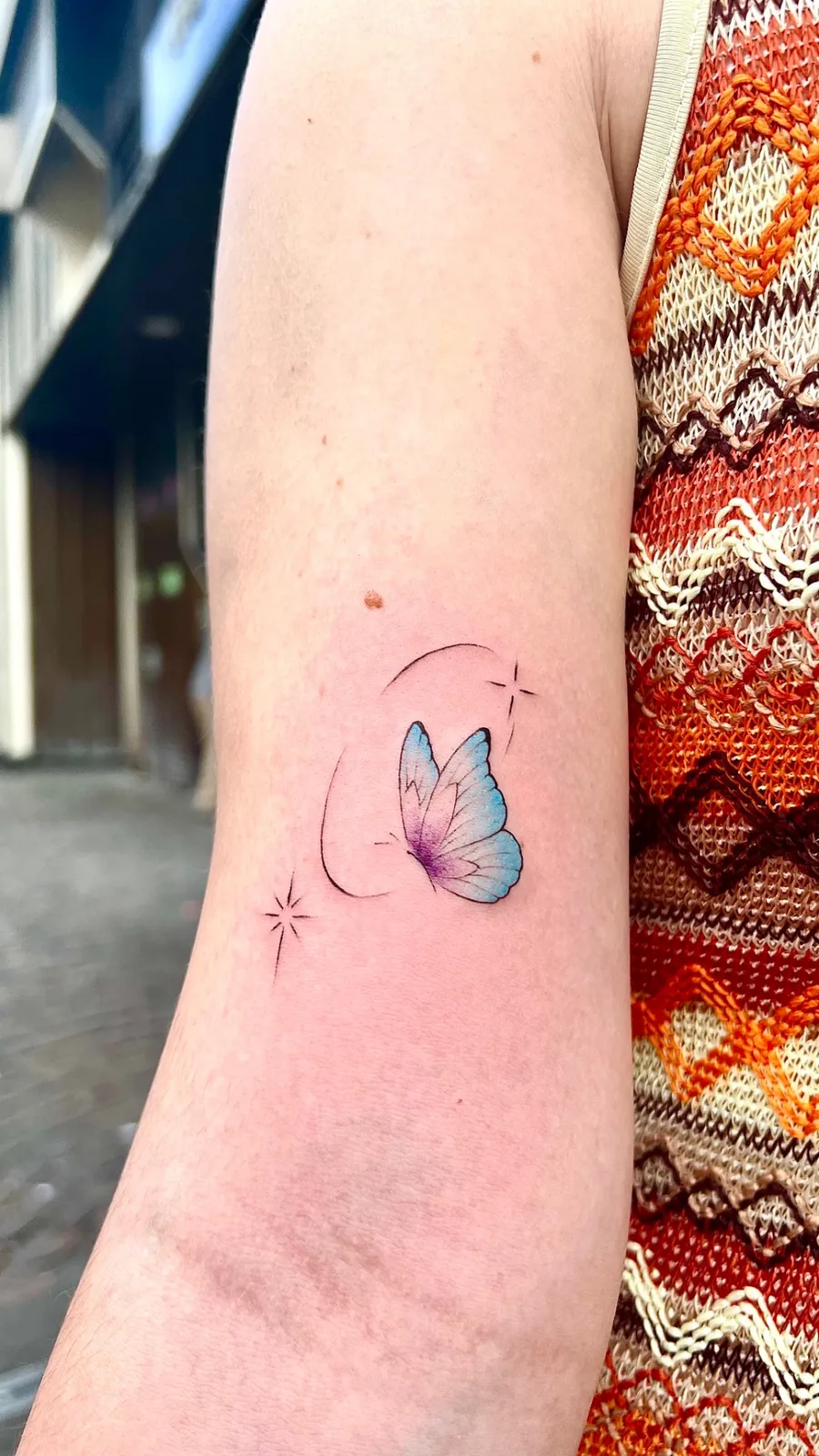 Tatouage papillon lune aquarelle couleur bleu réalisé chez Showtime Tattoo Paris