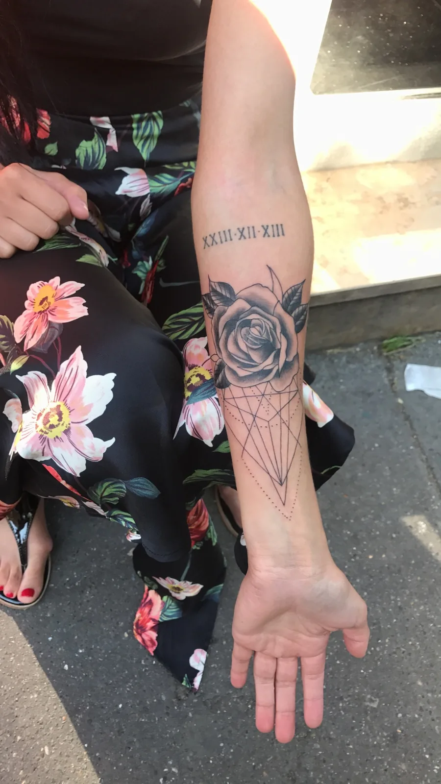 Tatouage rose géométrique diamant avec chiffres romains avant-bras Showtime Tattoo Paris